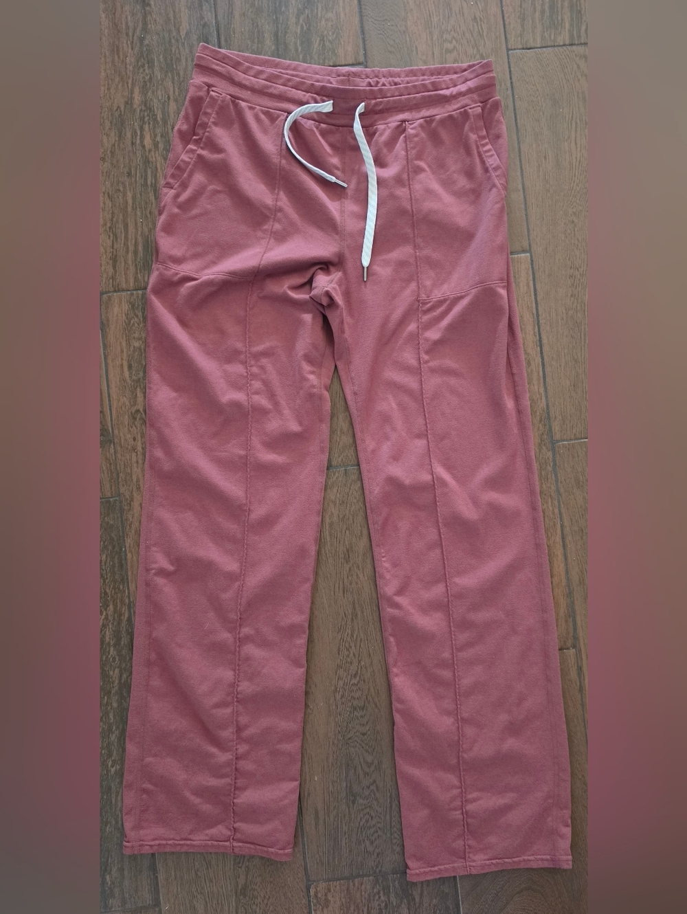 Vuori Halo Essential Dream Knit Flare Pant in Rust Size M